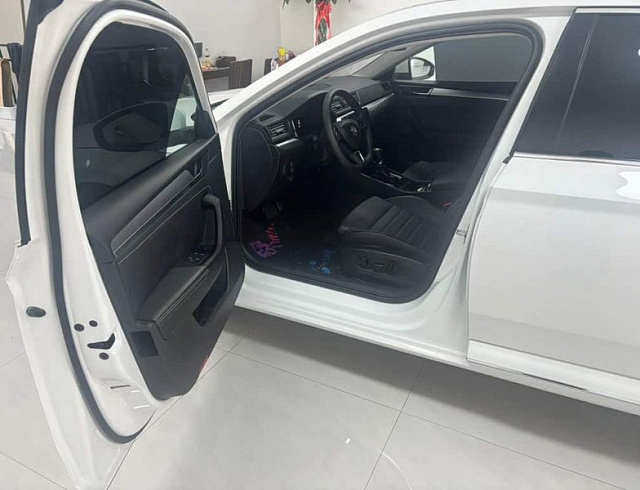 Skoda Superb 1.4 л 2023 г. Белый, пробег 13899 км