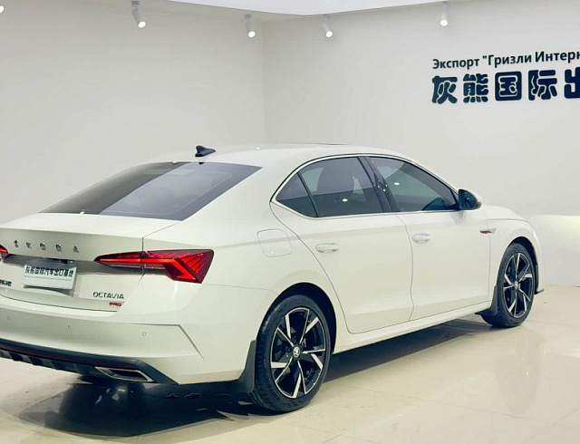 Skoda Octavia 1.4 л 2022 г. Белый, пробег 19000 км