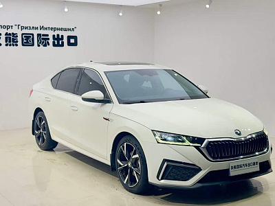Skoda Octavia 1.4 л 2022 г. Белый, пробег 19000 км
