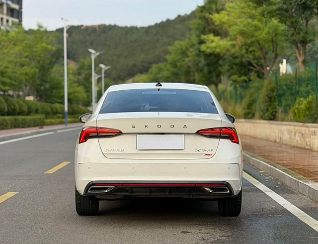Skoda Octavia 1.4 л 2022 г. Белый, пробег 16000 км