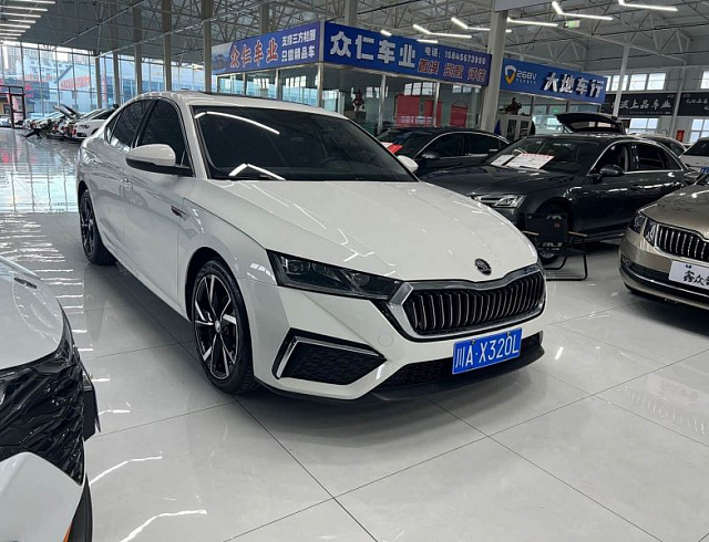 Skoda Octavia 1.4 л 2022 г. Белый, пробег 44000 км