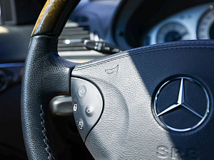 Mercedes-Benz E-Класс белый 2005