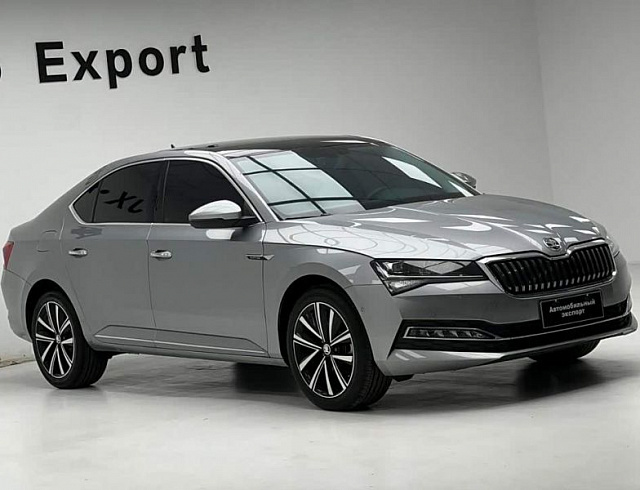 Skoda Superb 1.4 л 2023 г. Серебристо-серый, пробег 100 км