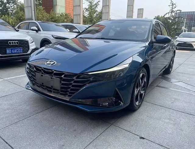 Hyundai Elantra 1.5 л 2022 г. Голубой, пробег 28000 км