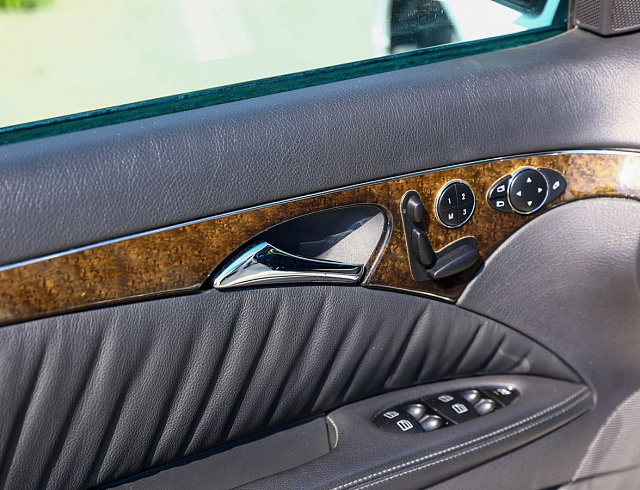Mercedes-Benz E-Класс белый 2005