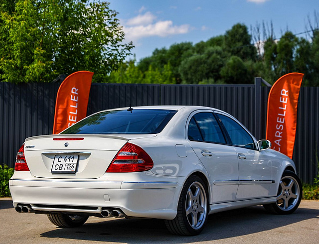 Mercedes-Benz E-Класс белый 2005