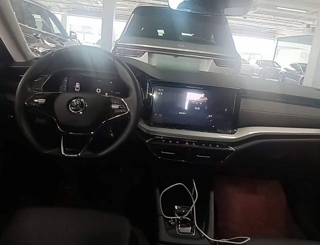 Skoda Octavia 1.4 л 2021 г. желто-оранжевый, пробег 5699 км