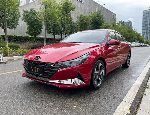 Hyundai Elantra 1.5 л 2022 г. красный/фиолетовый, пробег 35000 км