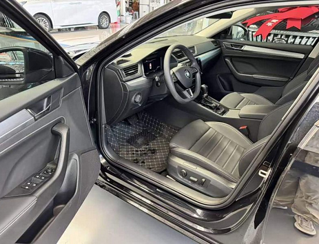 Skoda Superb 1.4 л 2026 г. Чёрный, пробег 1000 км
