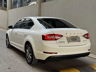 Skoda Octavia 1.5 л 2021 г. Белый, пробег 21000 км