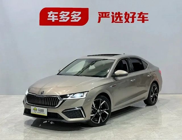Skoda Octavia 1.4 л 2023 г. шампань/коричневый, пробег 32000 км