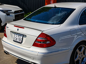 Mercedes-Benz E-Класс белый 2005
