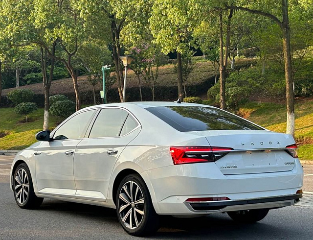 Skoda Superb 1.4 л 2022 г. Белый, пробег 25600 км