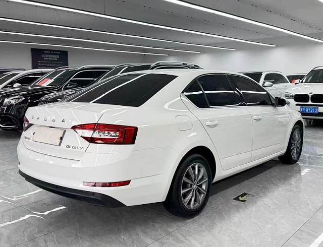 Skoda Octavia 1.5 л 2022 г. Белый, пробег 40000 км