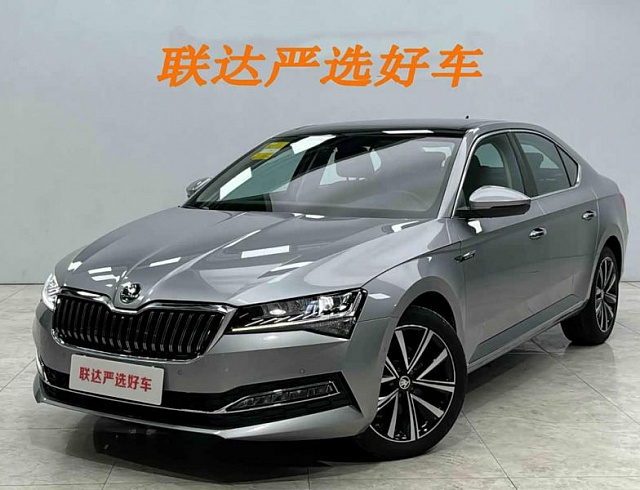 Skoda Superb 1.4 л 2024 г. Серебристо-серый, пробег 12700 км