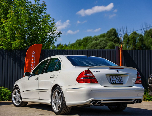 Mercedes-Benz E-Класс белый 2005