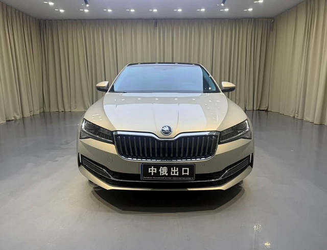 Skoda Superb 1.4 л 2023 г. шампань/коричневый, пробег 47000 км