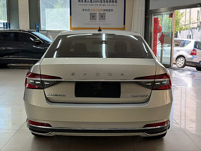 Skoda Superb 1.4 л 2023 г. желто-оранжевый, пробег 26000 км