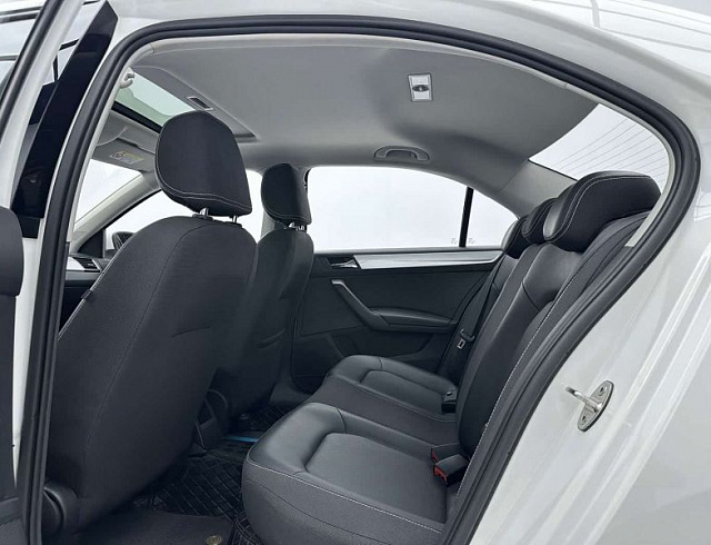 Skoda Rapid 1.5 л 2023 г. Белый, пробег 26000 км