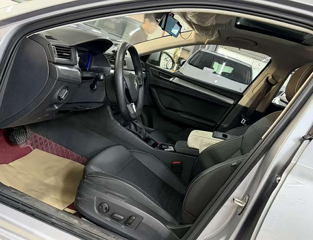 Skoda Superb 1.4 л 2023 г. Серебристо-серый, пробег 18000 км
