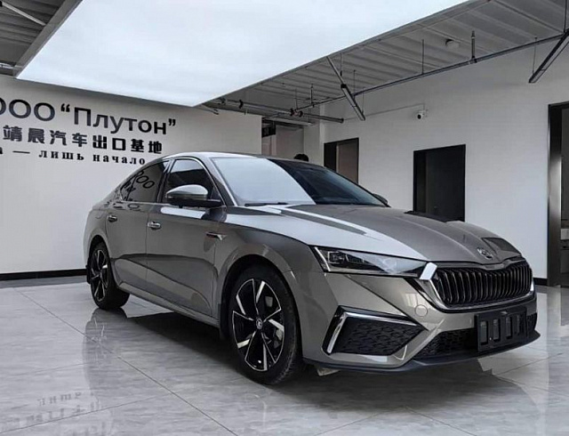Skoda Octavia 1.4 л 2023 г. Серебристо-серый, пробег 31000 км