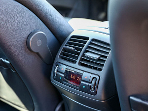 Mercedes-Benz E-Класс белый 2005