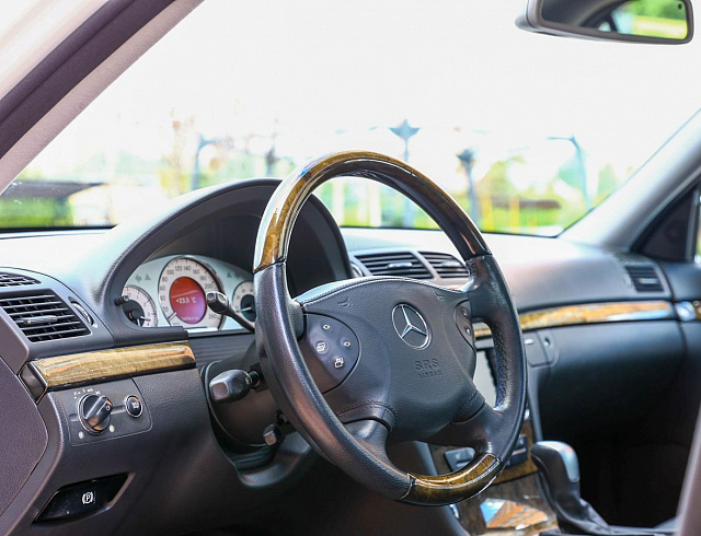Mercedes-Benz E-Класс белый 2005