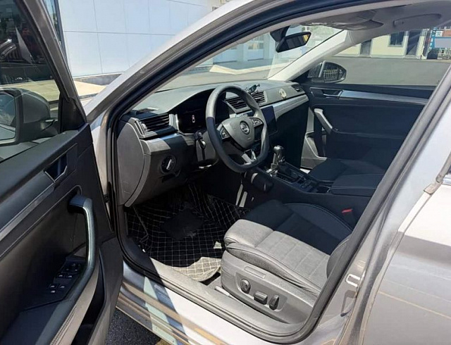 Skoda Superb 1.4 л 2024 г. Серебристо-серый, пробег 20000 км