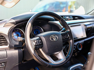 Toyota Hilux серебро 2015