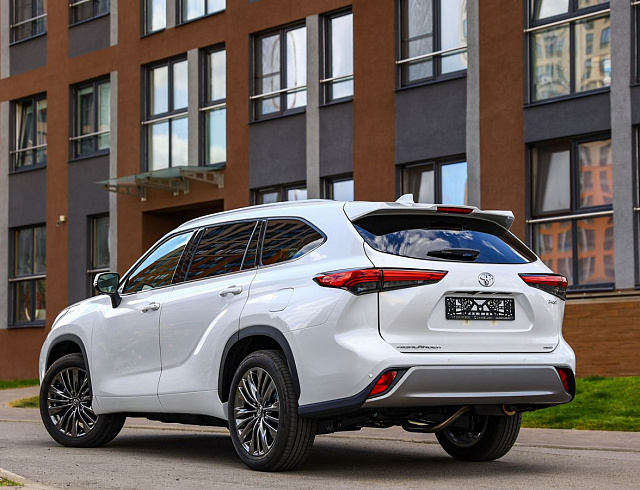 Toyota Highlander белый 2026