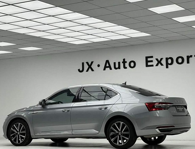 Skoda Superb 1.4 л 2023 г. Серебристо-серый, пробег 10000 км