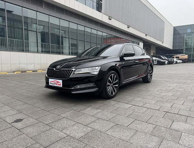 Skoda Superb 1.4 л 2024 г. Чёрный, пробег 15000 км