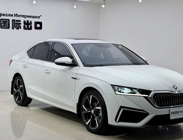 Skoda Octavia 1.4 л 2023 г. Белый, пробег 21000 км