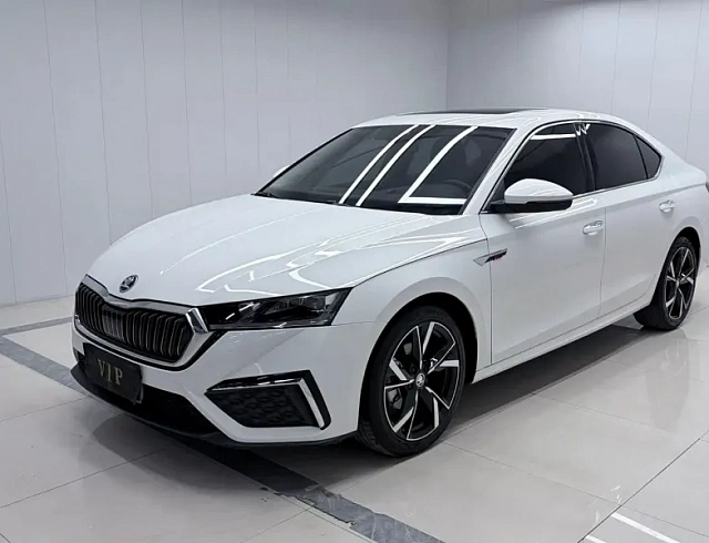 Skoda Octavia 1.4 л 2022 г. Белый, пробег 42000 км