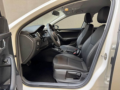 Skoda Octavia 1.5 л 2021 г. Белый, пробег 21000 км