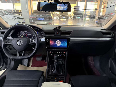 Skoda Superb 1.4 л 2023 г. Серебристо-серый, пробег 18000 км