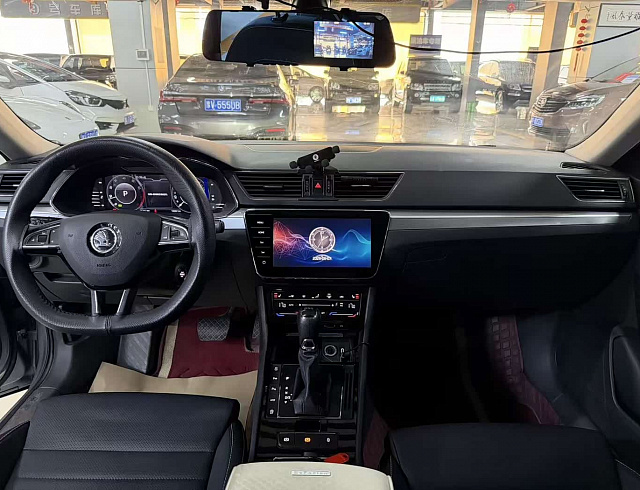 Skoda Superb 1.4 л 2023 г. Серебристо-серый, пробег 18000 км