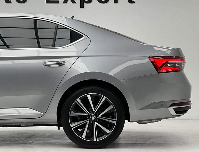 Skoda Superb 1.4 л 2023 г. Серебристо-серый, пробег 100 км