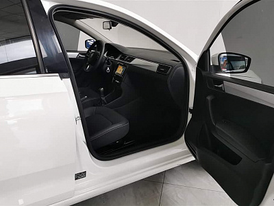 Skoda Rapid 1.5 л 2021 г. Белый, пробег 42400 км