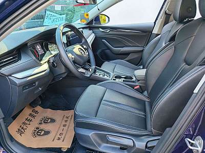 Skoda Octavia 1.4 л 2024 г. красный/фиолетовый, пробег 14400 км