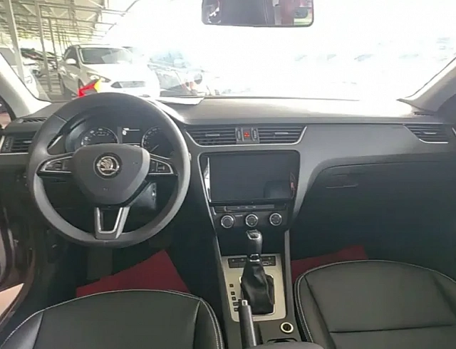 Skoda Octavia 1.5 л 2021 г. шампань/коричневый, пробег 27400 км
