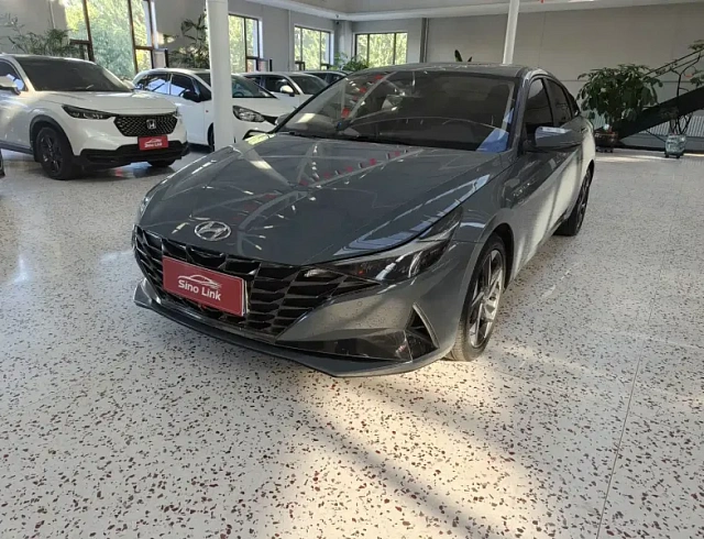 Hyundai Elantra 1.5 л 2022 г. Серебристо-серый, пробег 44500 км