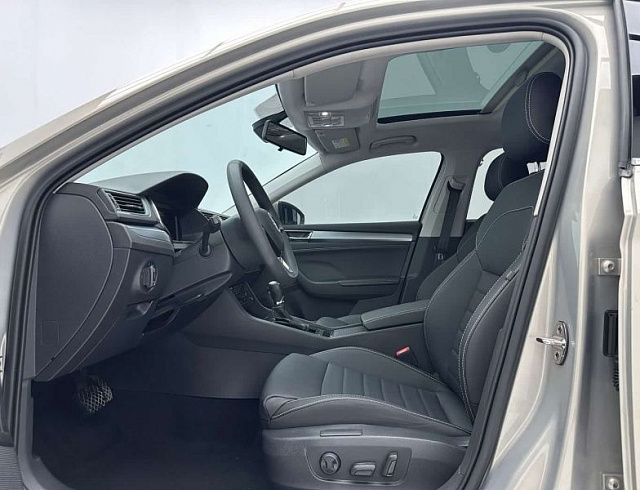 Skoda Superb 1.4 л 2023 г. желто-оранжевый, пробег 35000 км