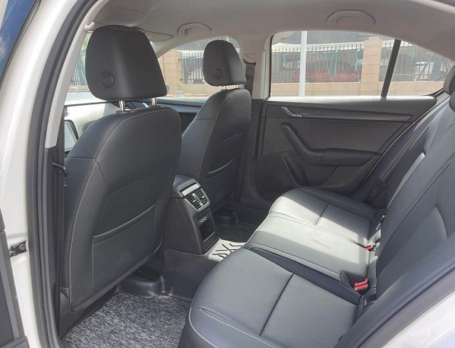 Skoda Octavia 1.5 л 2022 г. Белый, пробег 49000 км
