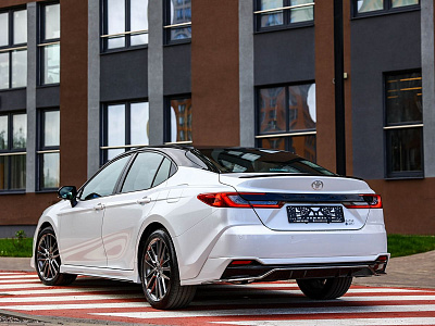 Toyota Camry белый 2026