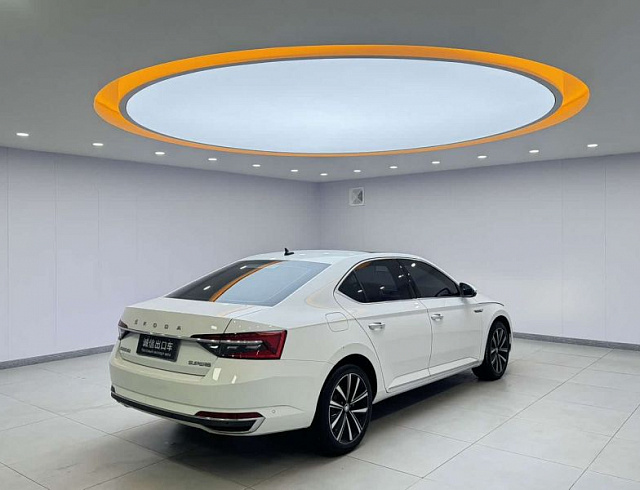 Skoda Superb 1.4 л 2023 г. Белый, пробег 26000 км