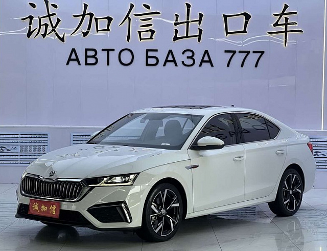 Skoda Octavia 1.4 л 2023 г. Белый, пробег 8800 км