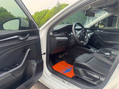 Skoda Octavia 1.4 л 2023 г. Белый, пробег 13899 км