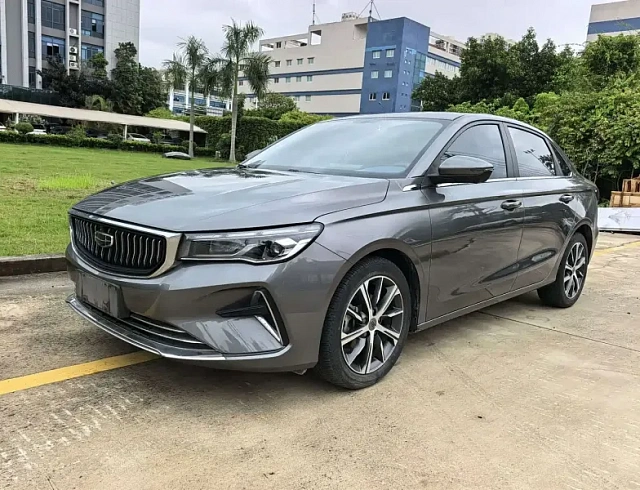 Geely Emgrand 1.5 л 2022 г. Серебристо-серый, пробег 32000 км