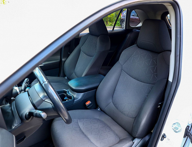 Toyota RAV4 белый 2021